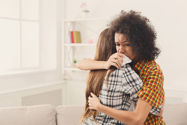 Frau umarmt ihren depressiven Freund zu Hause - Foto, Bild