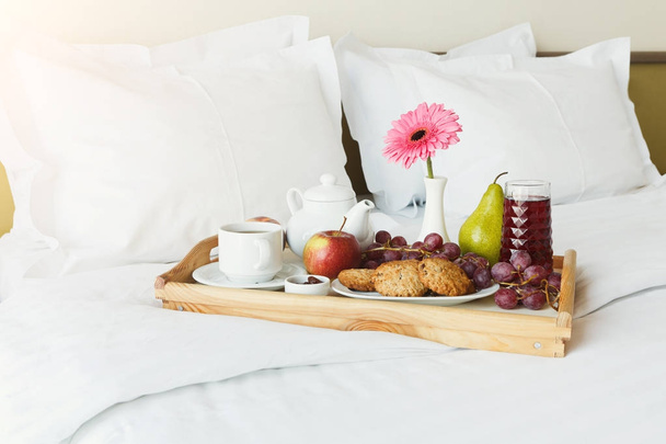 Frühstück im Bett auf Holztablett serviert - Foto, Bild