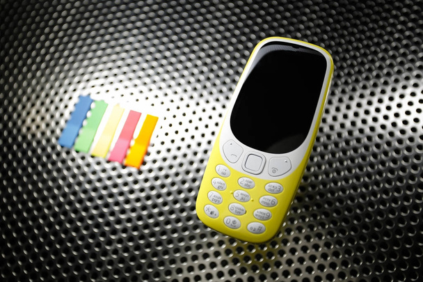 Жовтий телефон на металевій поверхні
 - Фото, зображення