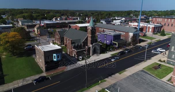 Päivä Aerial perustamisesta Shot of Ohio Pikkukaupungin kirkko
 - Materiaali, video