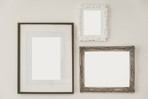 Cadre en bois vide vintage sur mur en béton blanc
 - Photo, image