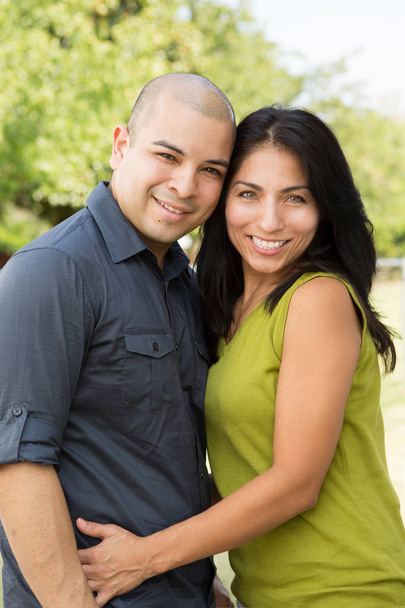 Jovem casal hispânico sorrindo
. - Foto, Imagem