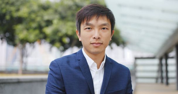 Asiatique homme d'affaires souriant à la caméra
  - Photo, image