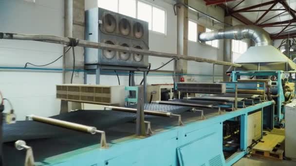 De productie van de geogrid in de machine in de fabriek. - Video