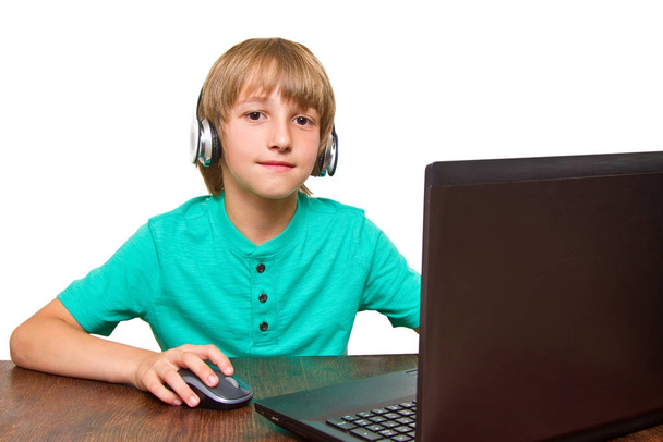 Menino usando um laptop contra um fundo branco
 - Foto, Imagem