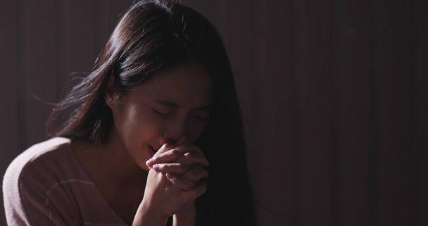 暗い部屋で祈りのキリスト教の女性 - 写真・画像