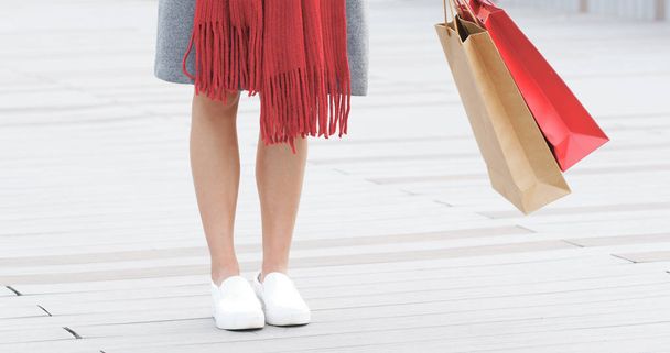 γυναίκα που κρατάει τσάντες για ψώνια  - Φωτογραφία, εικόνα