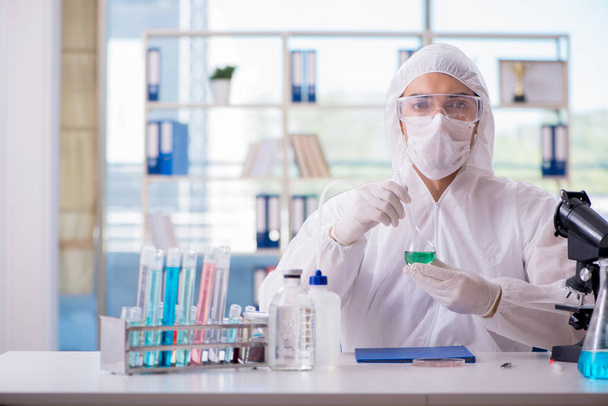 Badania chemiczne w laboratoryjnym ekstrakcie konopi indyjskich do celów medycznych - Zdjęcie, obraz