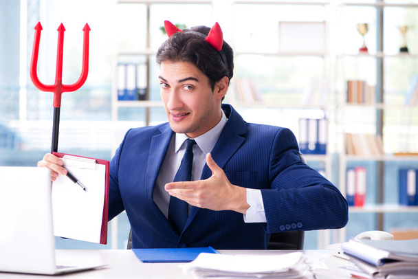 Ďábelský rozzlobený obchodník v kanceláři - Fotografie, Obrázek
