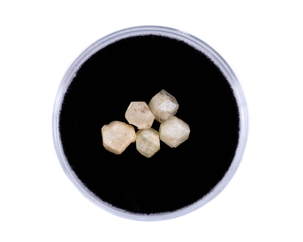 Много пятерых родизитовых кристаллов с Мадагаскара в защитном чехле изолированы на белом фоне
 - Фото, изображение