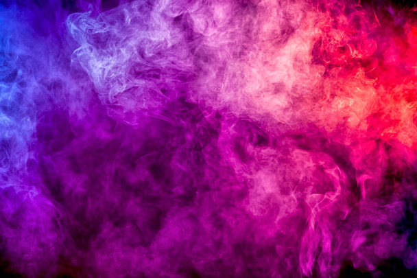 Espeso humo colorido de púrpura, rosa, rojo sobre un fondo negro aislado. Fondo del humo del vapor
 - Foto, Imagen