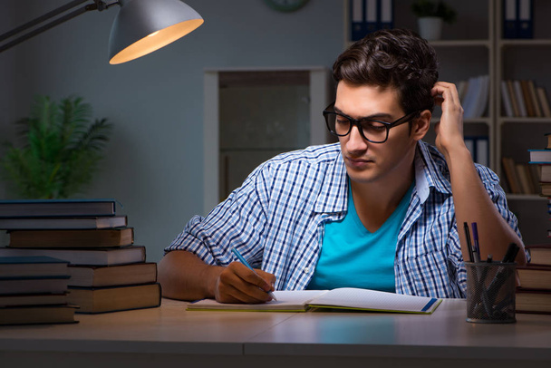 Estudiante preparándose para los exámenes tarde en la noche en casa - Foto, imagen