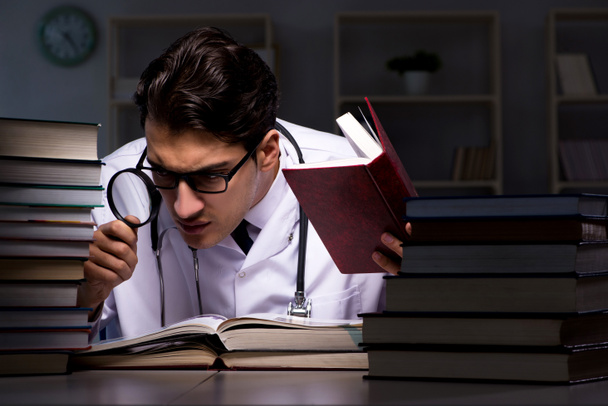 Medische student bereidt zich voor op universitaire examens 's nachts - Foto, afbeelding