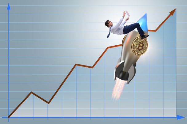 Podnikatel létání na raketě v bitcoin ceny stoupající koncept - Fotografie, Obrázek