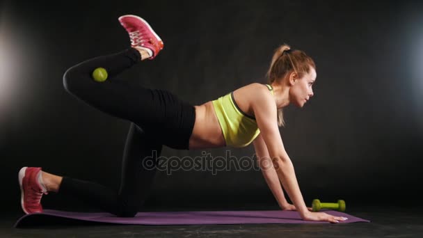 Mujer fitness en el entrenamiento de ropa deportiva para el abdomen - levanta las piernas
 - Metraje, vídeo