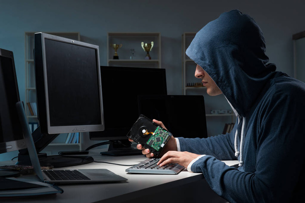 Hacker hacking υπολογιστή τη νύχτα - Φωτογραφία, εικόνα