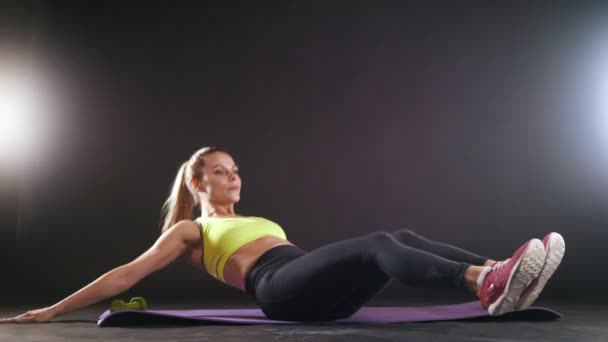 Mulher loira esportiva fazendo treinamento de fitness intenso no ginásio. Atleta feminina em sportswear
 - Filmagem, Vídeo