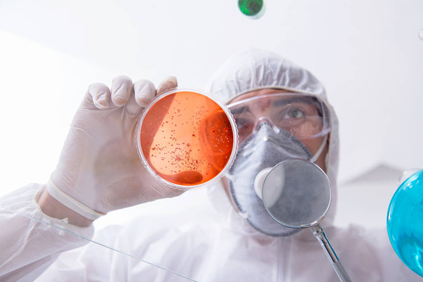 Chemik pracujący w laboratorium z niebezpiecznymi chemikaliami - Zdjęcie, obraz