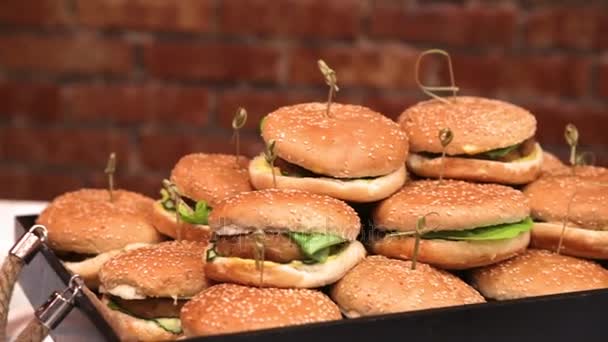 hamburgers op de tafel van een feestzaal - Video