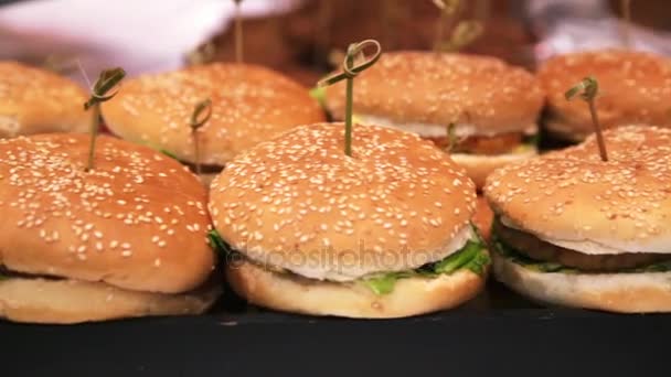 Hamburger bir ziyafet masada - Video, Çekim
