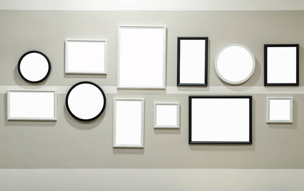 Diferentes tamaños de marco de fotos en blanco y negro en la pared
 - Foto, Imagen
