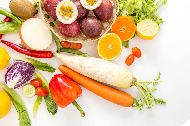 Üstten Görünüm mix diyet sebze sağlıklı bakım, havuç, limon, tutku meyve. - Fotoğraf, Görsel