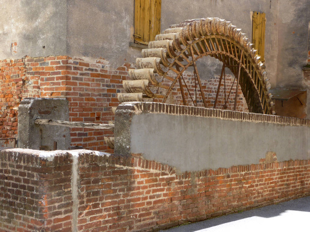 Un viejo molino abandonado en los callejones del pueblo de Soncino
 -  - Foto, imagen
