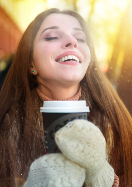 Menina bonita nova bebendo café na rua no dia de inverno
 - Foto, Imagem