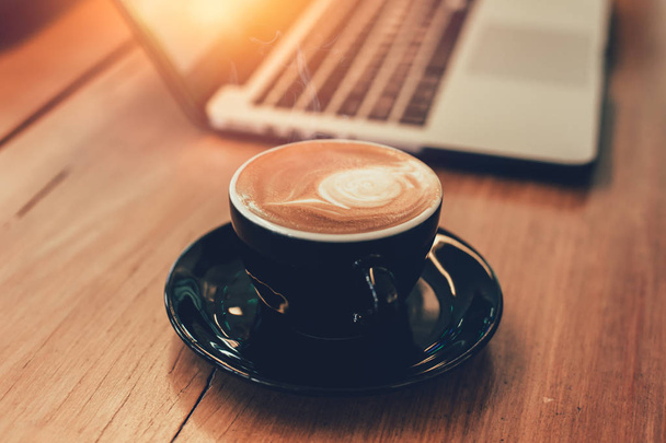 latte kávé, miközben dolgozik a laptop számítógép háttér - Fotó, kép
