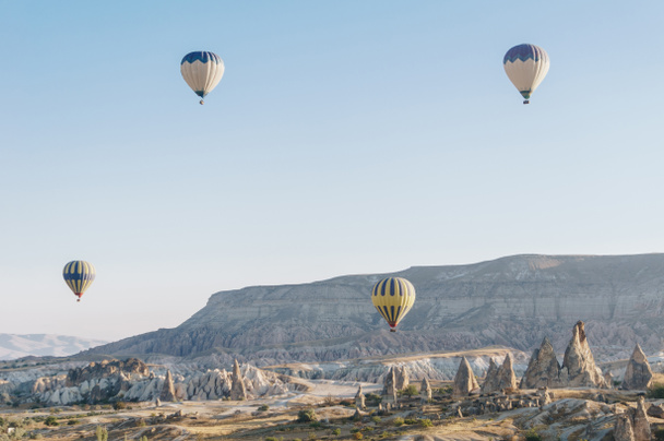 ギョレメ国立公園、妖精の煙突、トルコのカッパドキアで熱気球と山の風景 - 写真・画像