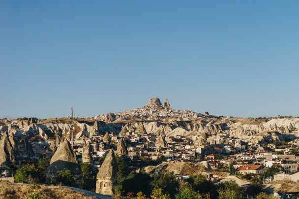 Αεροφωτογραφία της πόλης και νεράιδα καμινάδες, Καππαδοκία, Τουρκία - Φωτογραφία, εικόνα