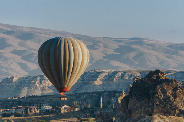 Летящий воздушный шар в национальном парке Гореме, сказочные дымоходы, Каппадокия, Турция
 - Фото, изображение