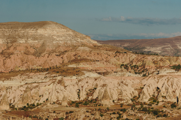 ορεινό τοπίο με καμινάδες στην εθνικού πάρκου Γκιόρεμε, Καππαδοκία, Τουρκία - Φωτογραφία, εικόνα