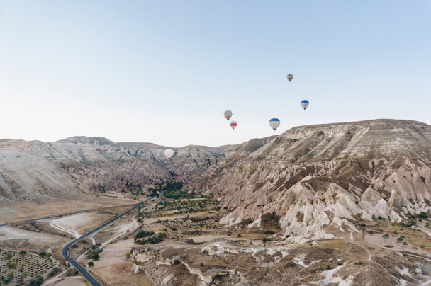 горный пейзаж с воздушными шарами, Каппадокия, Турция
 - Фото, изображение