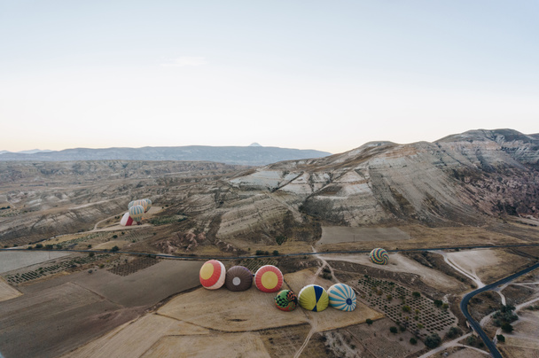 Αερόστατα στον Εθνικό Δρυμό Goreme, καμινάδες, Καππαδοκία, Τουρκία - Φωτογραφία, εικόνα
