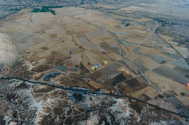 Αεροφωτογραφία του θερμού αέρα μπαλόνια Φεστιβάλ στον Εθνικό Δρυμό Goreme, καμινάδες, Καππαδοκία, Τουρκία - Φωτογραφία, εικόνα