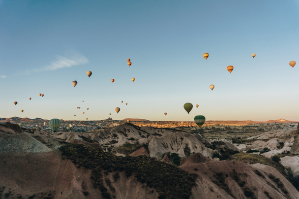 ορεινό τοπίο με αερόστατα θερμού αέρα, Καππαδοκία, Τουρκία - Φωτογραφία, εικόνα