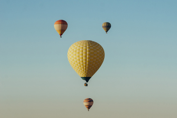 Hőlégballonok repülnek a kék égen - Fotó, kép