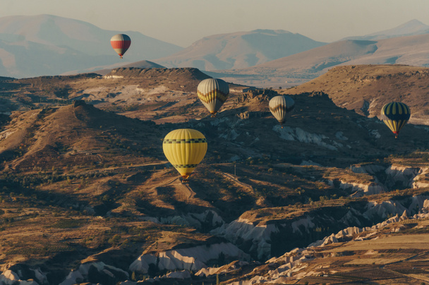 Balões de ar quente voando no parque nacional de Goreme, chaminés de fadas, Capadócia, Turquia
 - Foto, Imagem