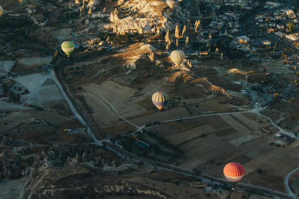 Hőlégballonok fesztivál a Göreme nemzeti park Tündérkéményeire, Cappadocia, Törökország - Fotó, kép