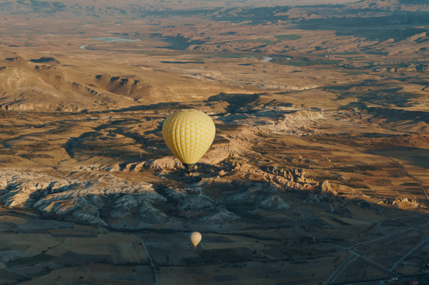 Hete lucht ballonnen festival in Goreme nationaal park, fairy schoorstenen, Cappadocië, Turkije - Foto, afbeelding