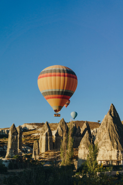 Αερόστατα θερμού αέρα Φεστιβάλ στον Εθνικό Δρυμό Goreme, καμινάδες, Καππαδοκία, Τουρκία - Φωτογραφία, εικόνα