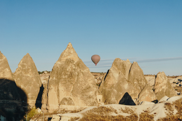 Balão de ar quente voando no parque nacional de Goreme, chaminés de fadas, Capadócia, Turquia
 - Foto, Imagem