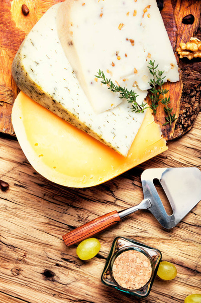 チーズとブドウ - 写真・画像