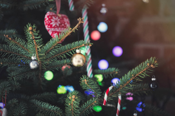 Χριστουγεννιάτικο δέντρο με στολίδια στ - Φωτογραφία, εικόνα