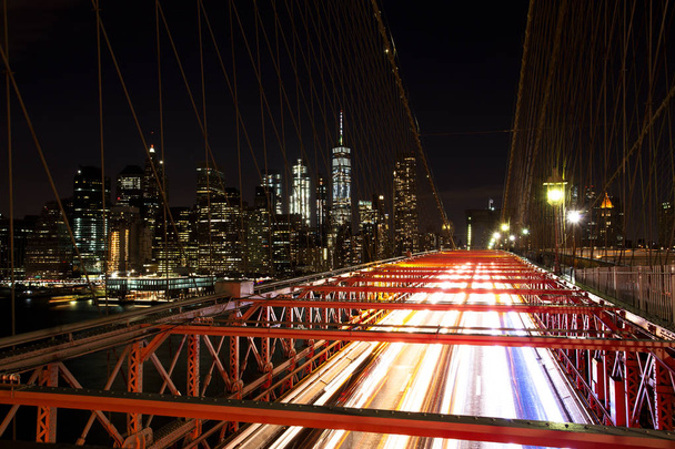 Brooklyn Bridge s rozmazané světlo stezky, New York City - Fotografie, Obrázek