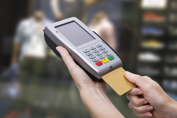 tarjeta de crédito con terminal de pago electrónico - Foto, Imagen