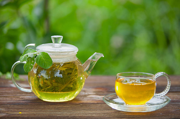 pyszna herbata zielona w pięknym klosz na stole - Zdjęcie, obraz