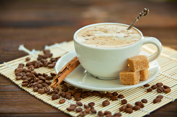 coffee in coffee cup with natural grains - Φωτογραφία, εικόνα