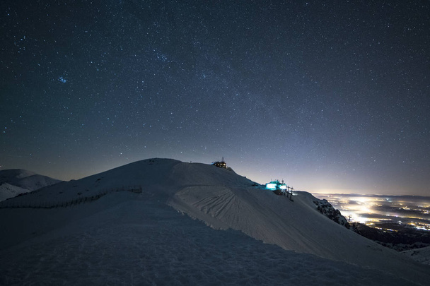 winica, Beskid et Kasprowy wierch en hiver la nuit
 - Photo, image